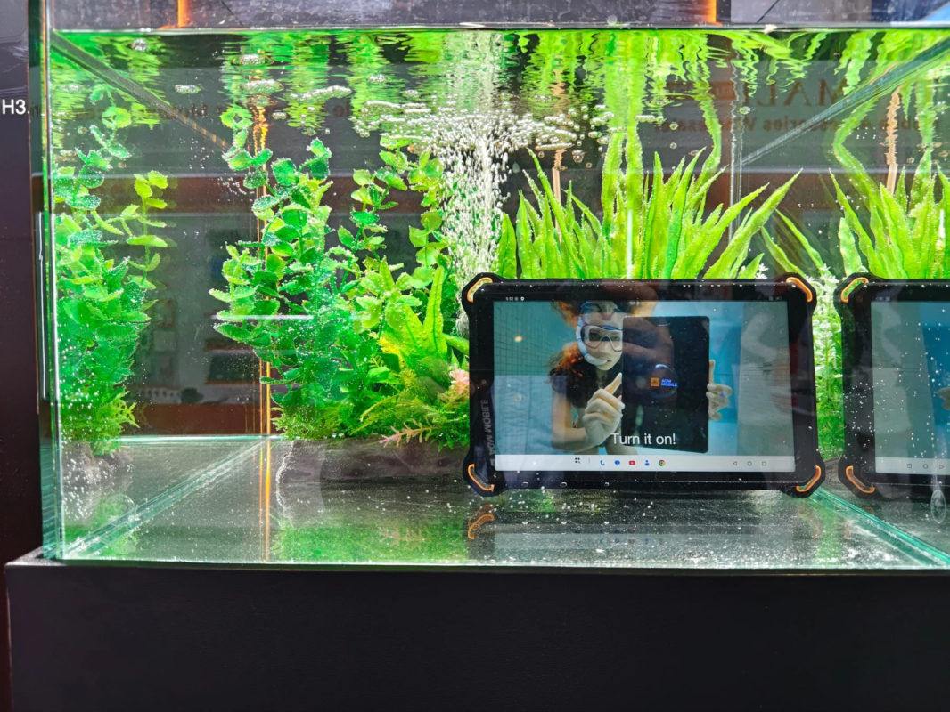 水槽に沈められた防水タブレット