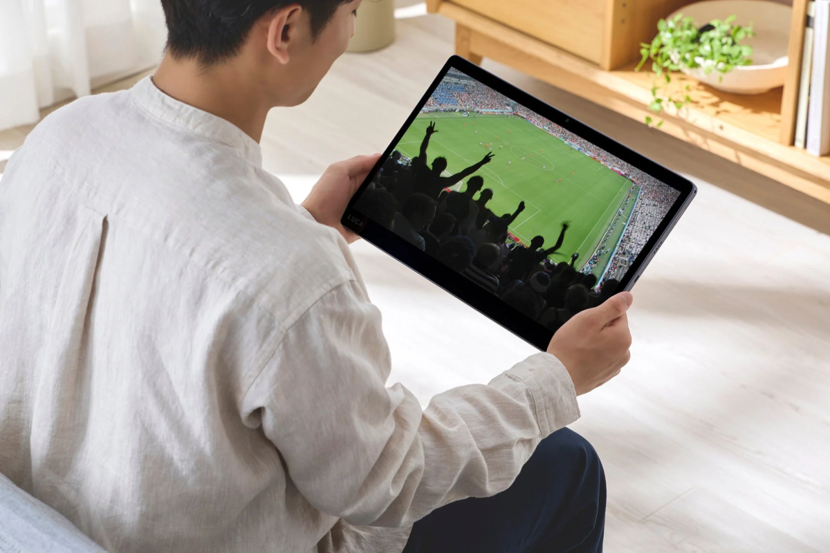 自宅でサッカー観戦をする男性