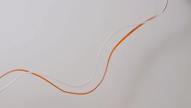白とオレンジのワイヤー
