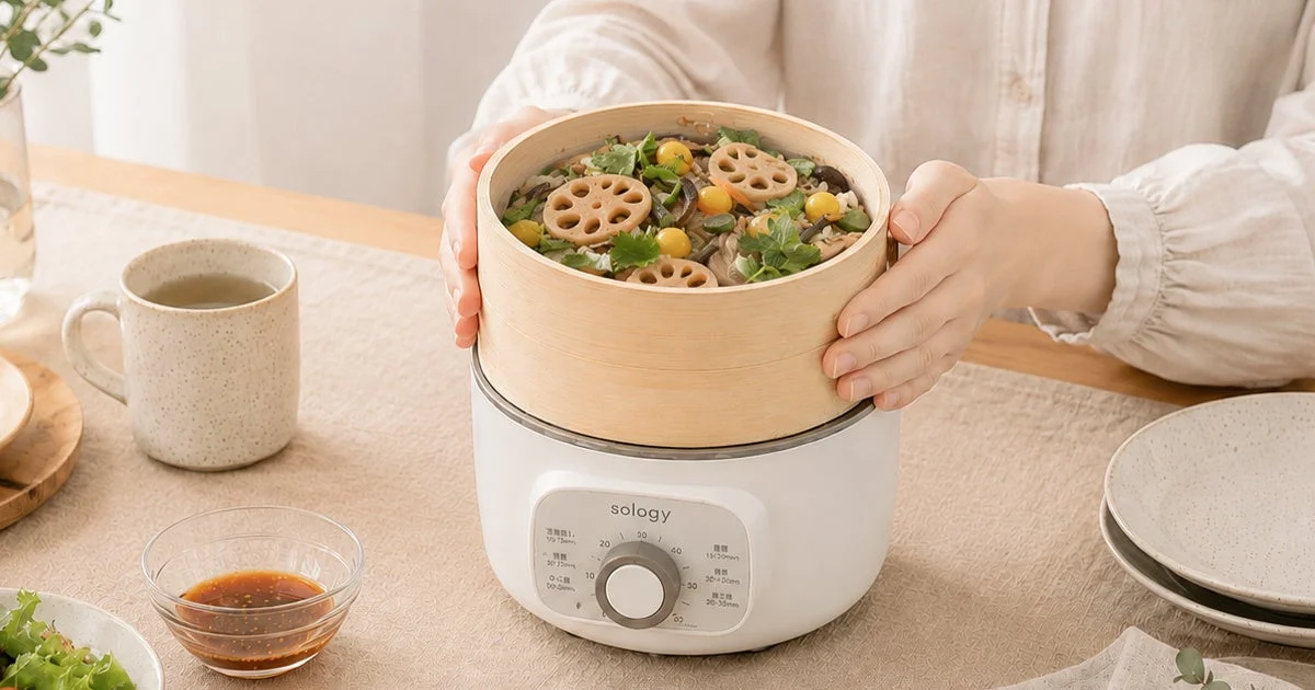 食卓で蒸し料理を温める女性