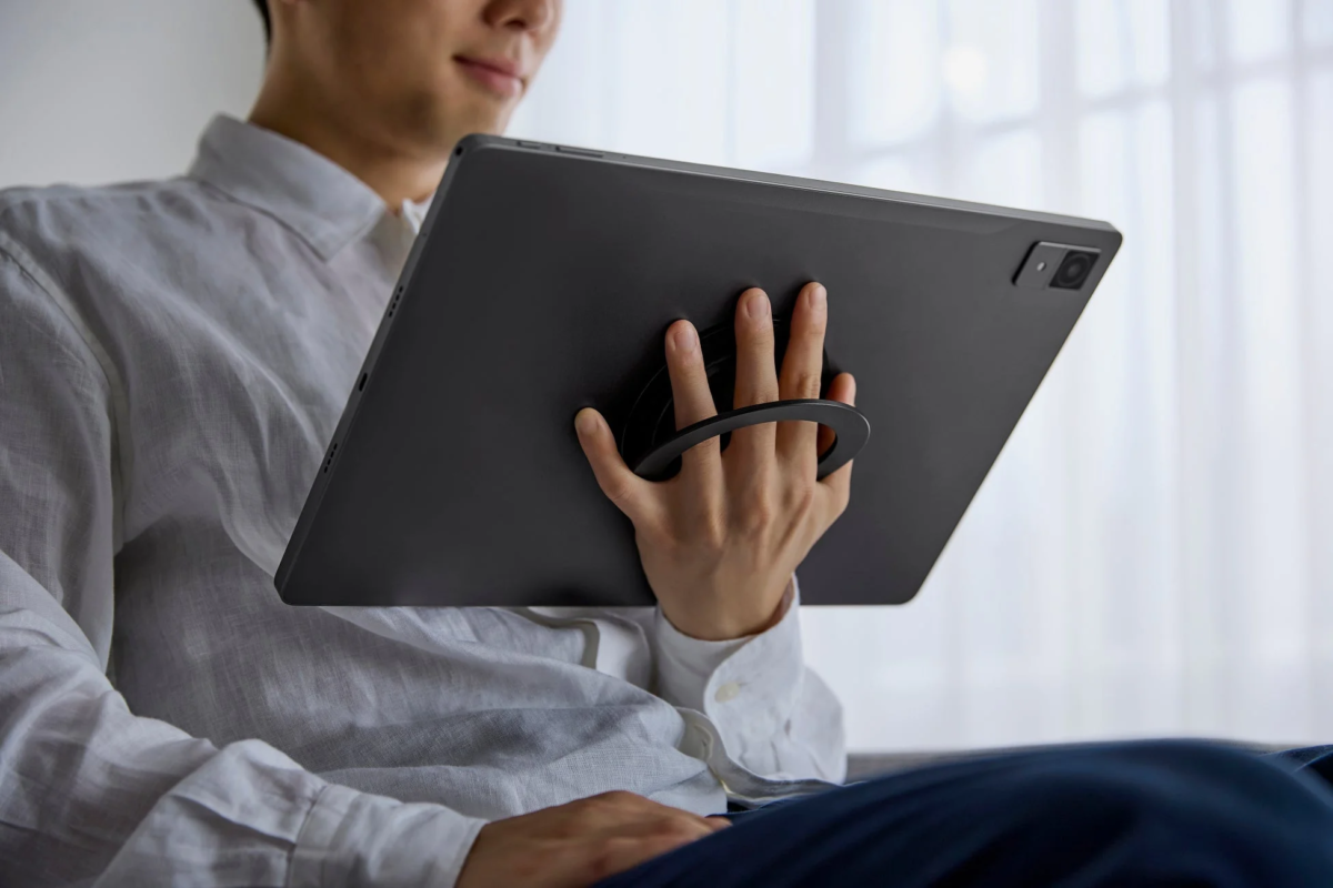 リンググリップ付きタブレットを片手で持つ人物
