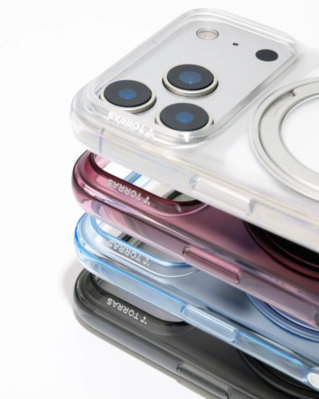 TORRASブランドのiPhone用クリアケースが複数色積み重ねられています。