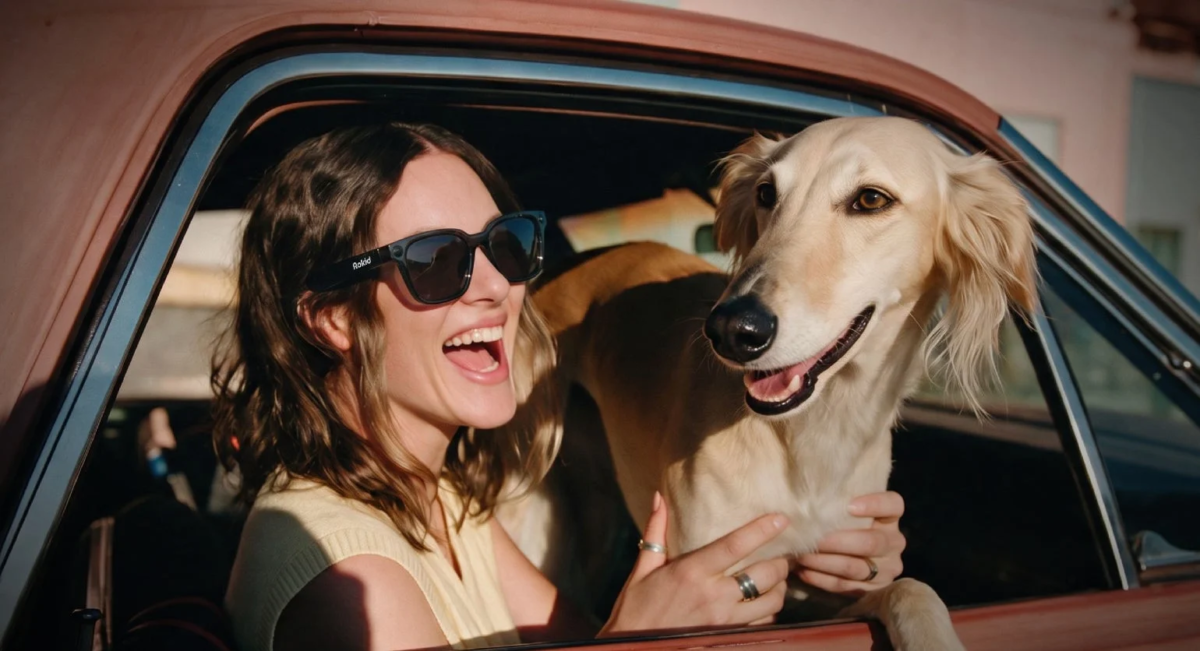 AIグラスをかけた女性と犬