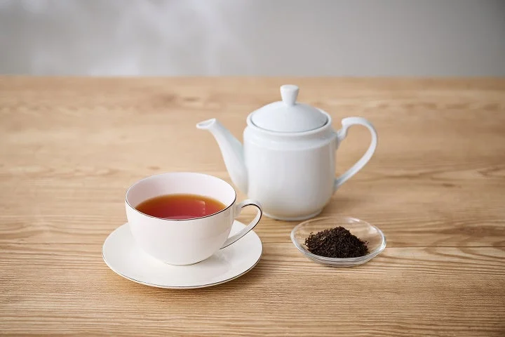 紅茶のティーカップとティーポット