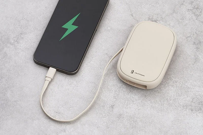 スマートフォンを充電するポータブル充電器