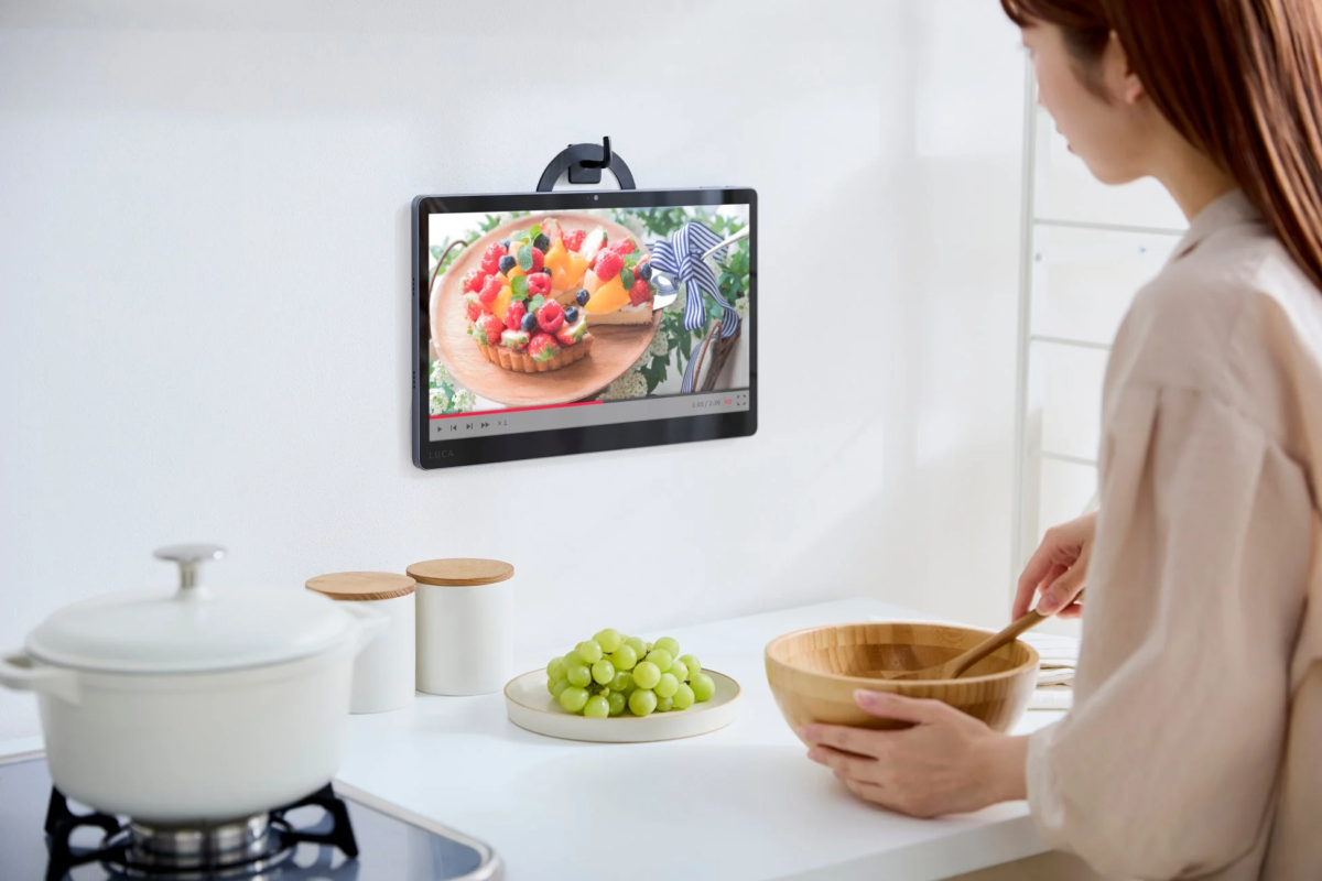 壁にフック掛けされたタブレットでレシピ動画