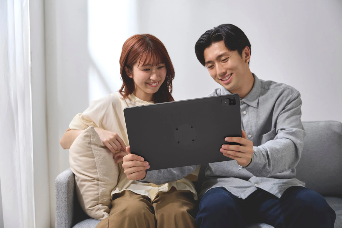 ソファでタブレットを視聴するカップル