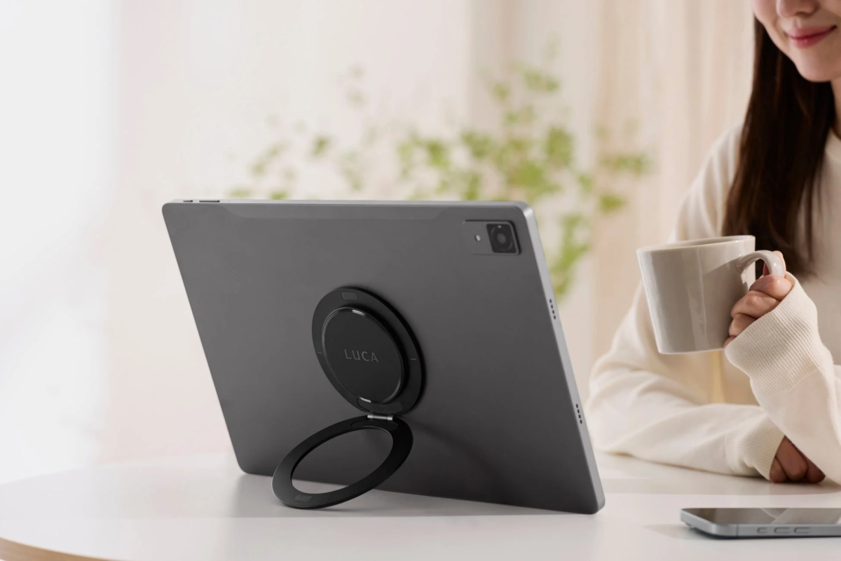 タブレットをスタンドとして使用する女性