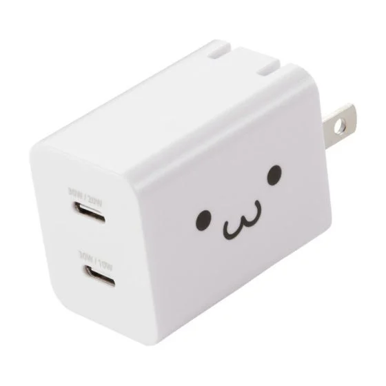 かわいい顔のイラストが特徴の白いUSB-C充電器。2つのポートを備え、それぞれ30W/20Wと30W/10Wの出力に対応しています。