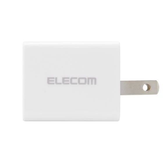 ELECOM製の白色のACアダプターの画像です。壁のコンセントに差し込むための平らなプラグが特徴で、スマートフォンなどの電子機器の充電に使用されます。