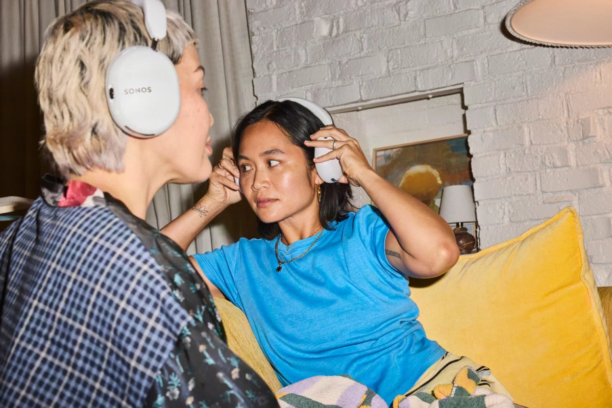 ヘッドホンを装着して音楽を楽しむ女性二人
