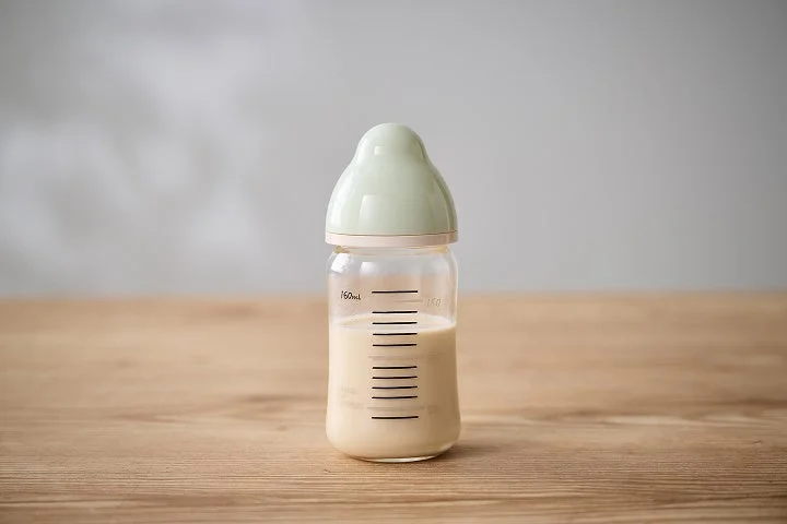 ミルク入りの哺乳瓶