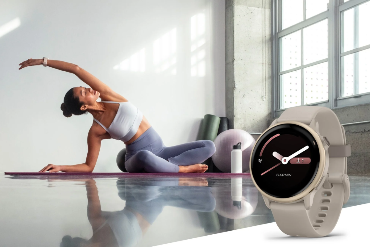 ヨガのポーズをとる女性とGarminスマートウォッチ